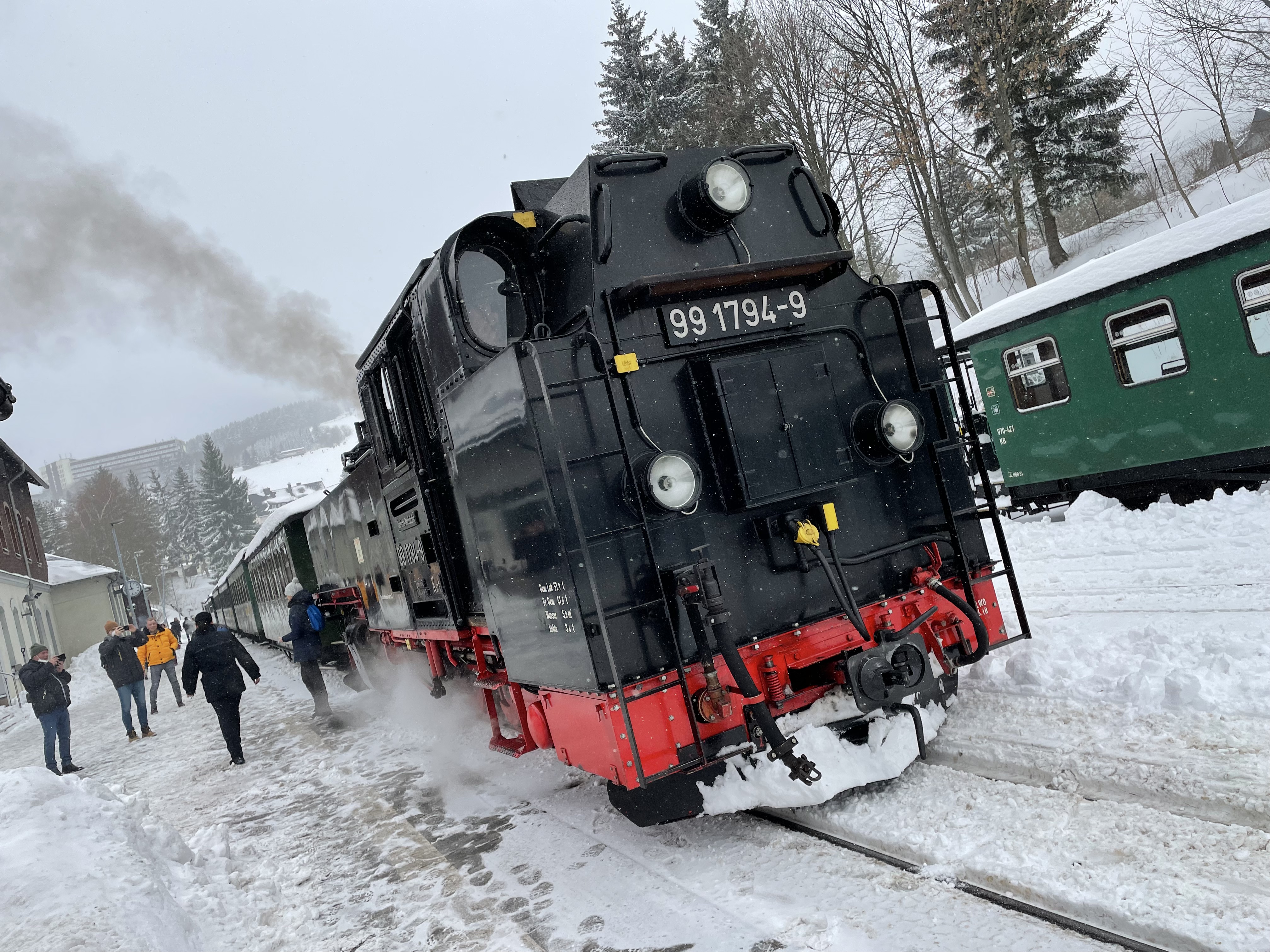 Eine Dampflok der Fichtelbergbahn im Bahnhof Oberwiesenthal.